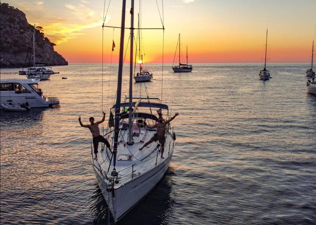 Изгрев над морето, заснет от палубата на яхта - Яхта под наем "Miss Melina"