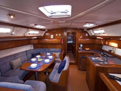 Интериор на яхта с мека мебел и естествена светлина - Яхта под наем "Miss Melina"