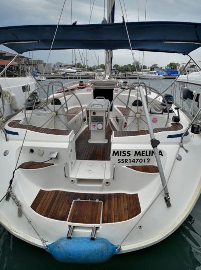 Просторен и светъл салон на яхта - Яхта под наем "Miss Melina"