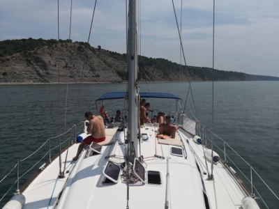 Интериор на яхта с чаша кафе и изглед към морето - Яхта под наем "Miss Melina"