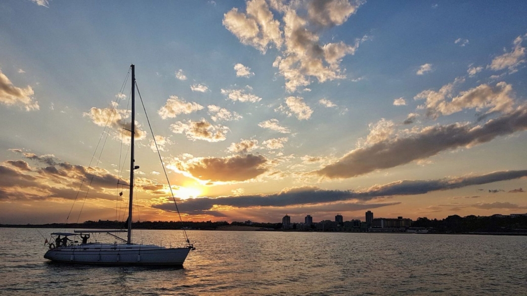 Яхта на котва с Несебър на заден план - Яхта под наем "Miss Melina"